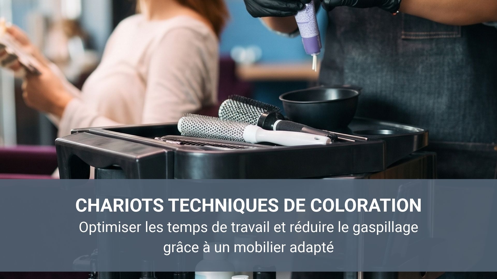 coiffeuse qui fait des colorations et utilise un chariot technique pour les colorations