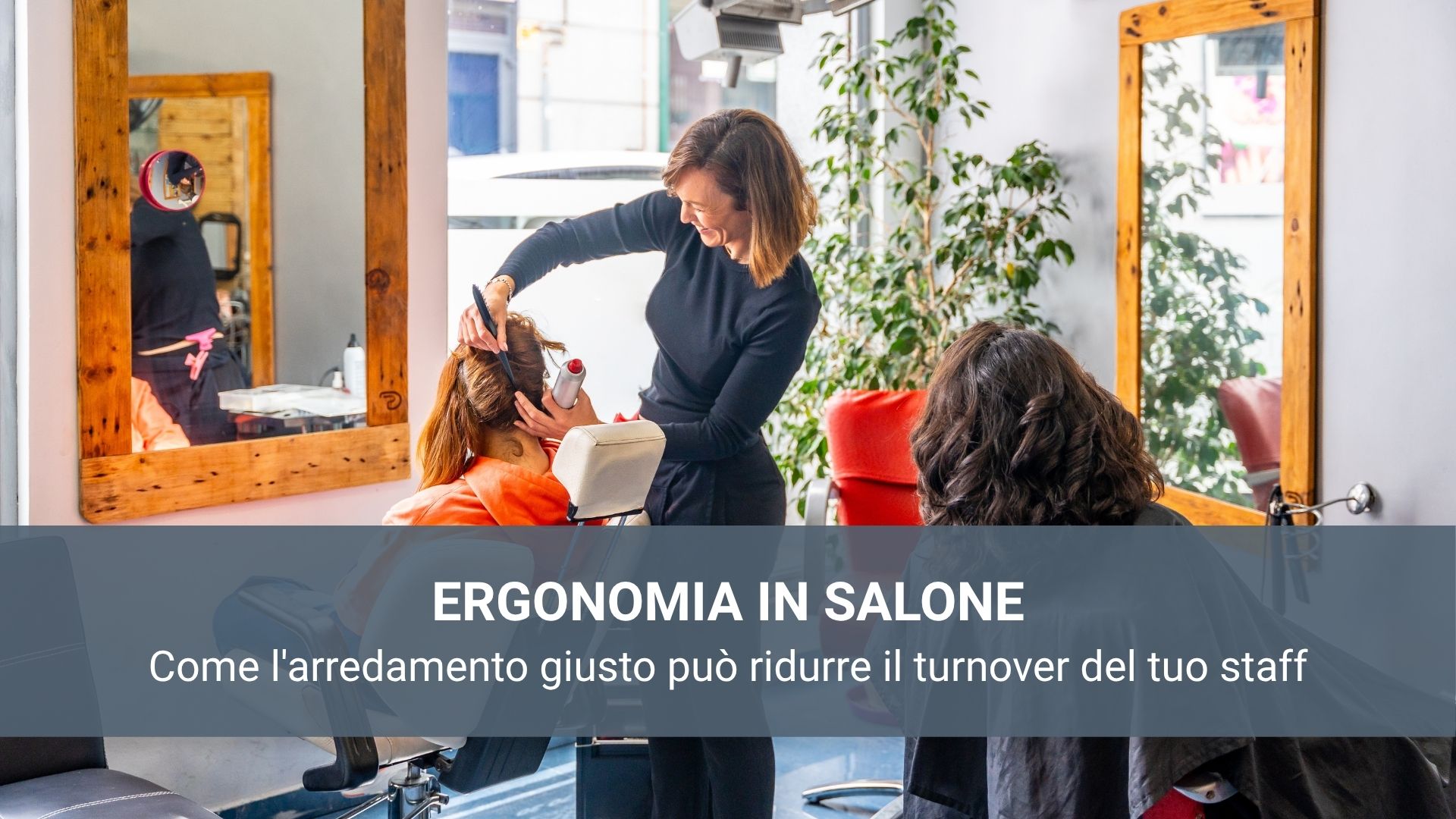 parrucchiera che sta facendo una piega ai capelli