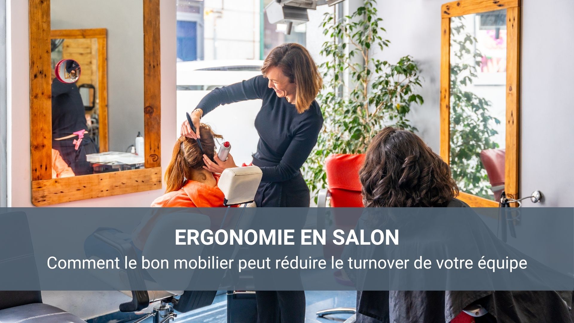 une coiffeuse qui fait une mise en plis à une cliente