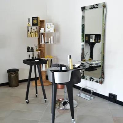 idee-arredo-salone-parrucchieri-moderno-carrelli-specchi
