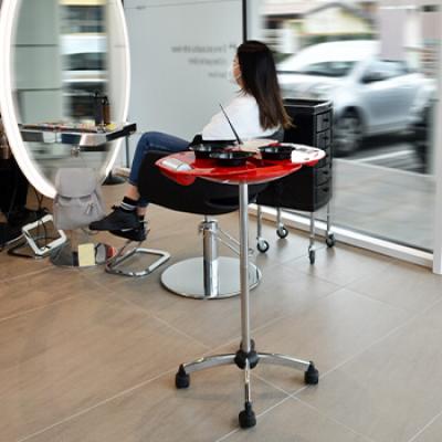 idee-arredo-salone-parrucchieri-moderno-carrello-rosso